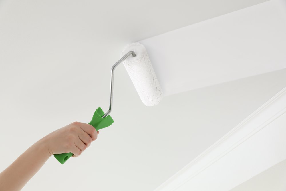 Het plafond schilderen
