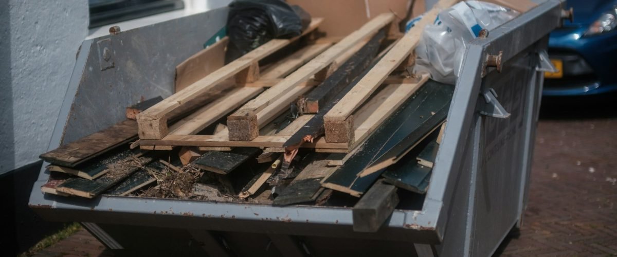 Afvalcontainer bij renovatie